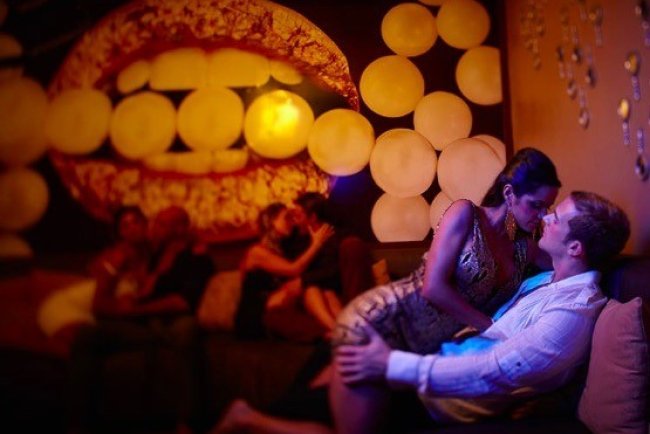 Áreas de 'roupa opcional', solteiros proibidos e dark room: veja como são os cruzeiros liberais