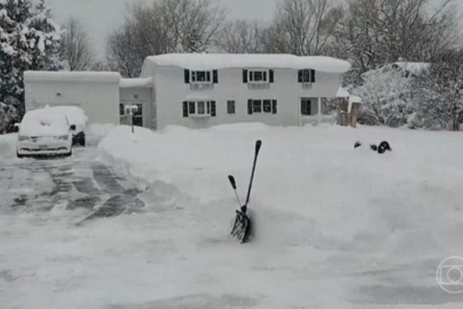'Sim' na neve: ator de 'How I Met Your Mother' se casa durante nevasca nos EUA