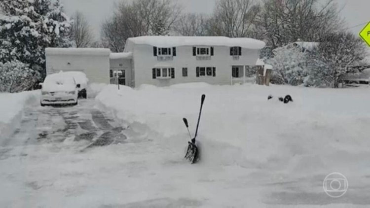 'Sim' na neve: ator de 'How I Met Your Mother' se casa durante nevasca nos EUA