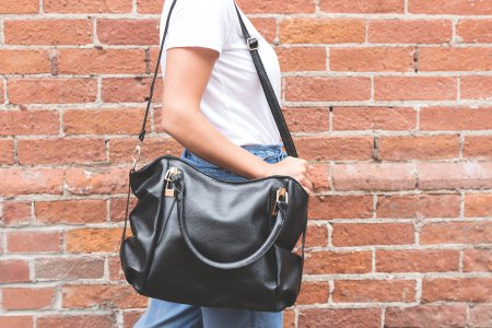 Bolsa preta no ombro