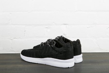Tênis preto com solado branco