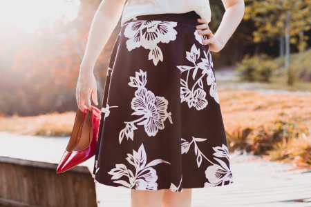Saia midi preta com flores brancas