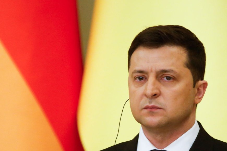 “Devemos alcançar a paz pela força”, diz Zelensky no 3º ano em guerra