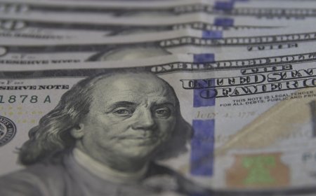 Dólar cai para R$ 5,21 em dia de correção no mercado