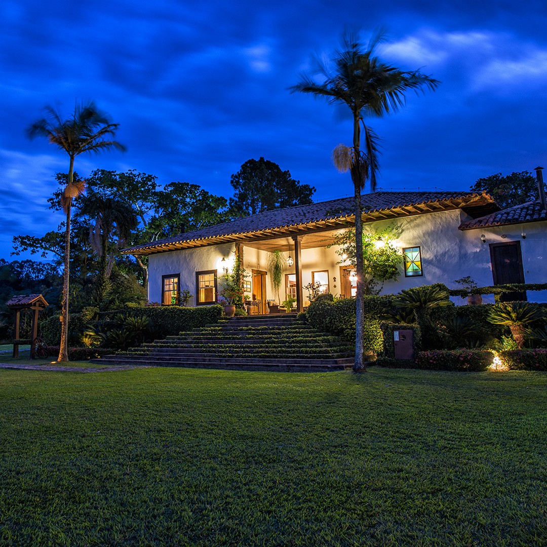 Casa de campo charmosa com amplo jardim e arquitetura rústica