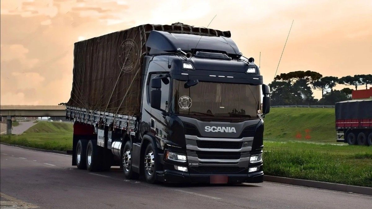 Caminhão Scania preto com carroceria graneleira para venda