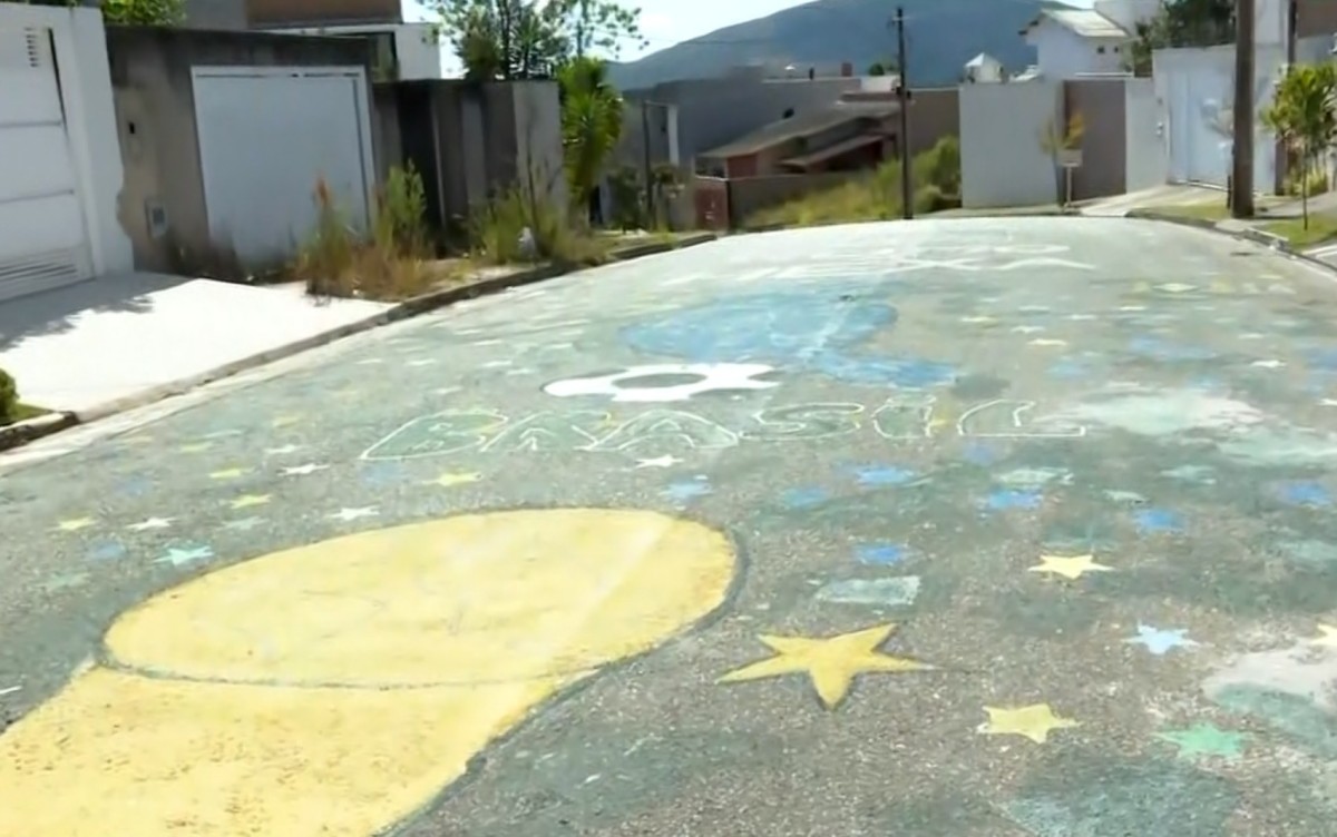 Moradores pintam rua em Poços de Caldas em homenagem a Mauro Ramos, capitão da Seleção em 1962