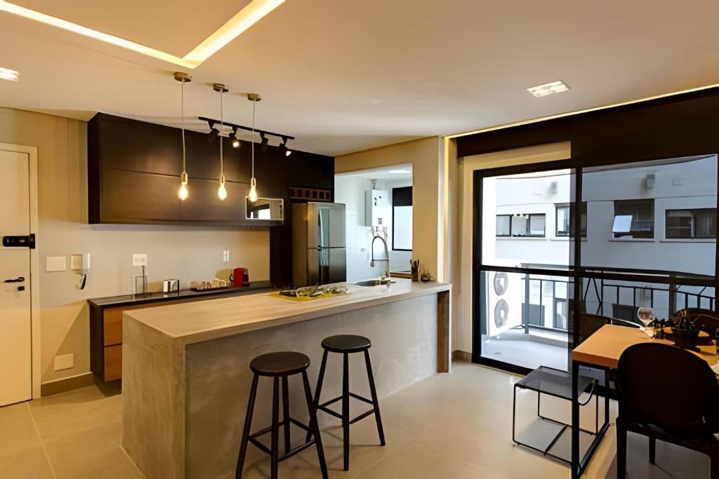 Apartamento moderno com cozinha integrada, varanda e acabamento sofisticado
