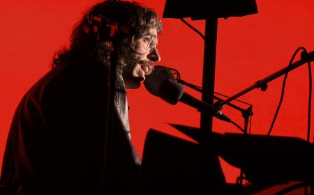 Tim Bernardes compõe e grava músicas novas enquanto fecha o ciclo do show do álbum 'Mil coisas invisíveis'