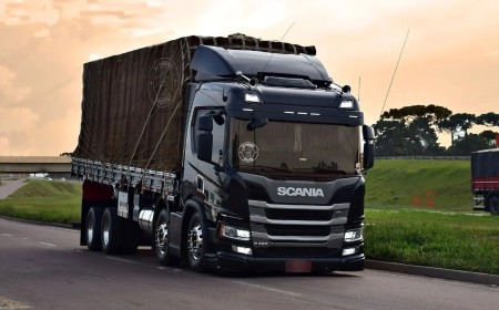 Caminhão Scania preto com carroceria graneleira para venda