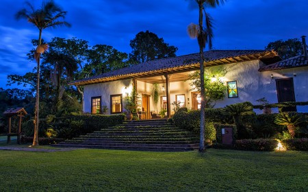 Casa de campo charmosa com amplo jardim e arquitetura rústica