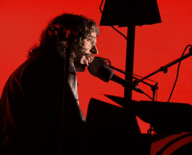 Tim Bernardes compõe e grava músicas novas enquanto fecha o ciclo do show do álbum 'Mil coisas invisíveis'